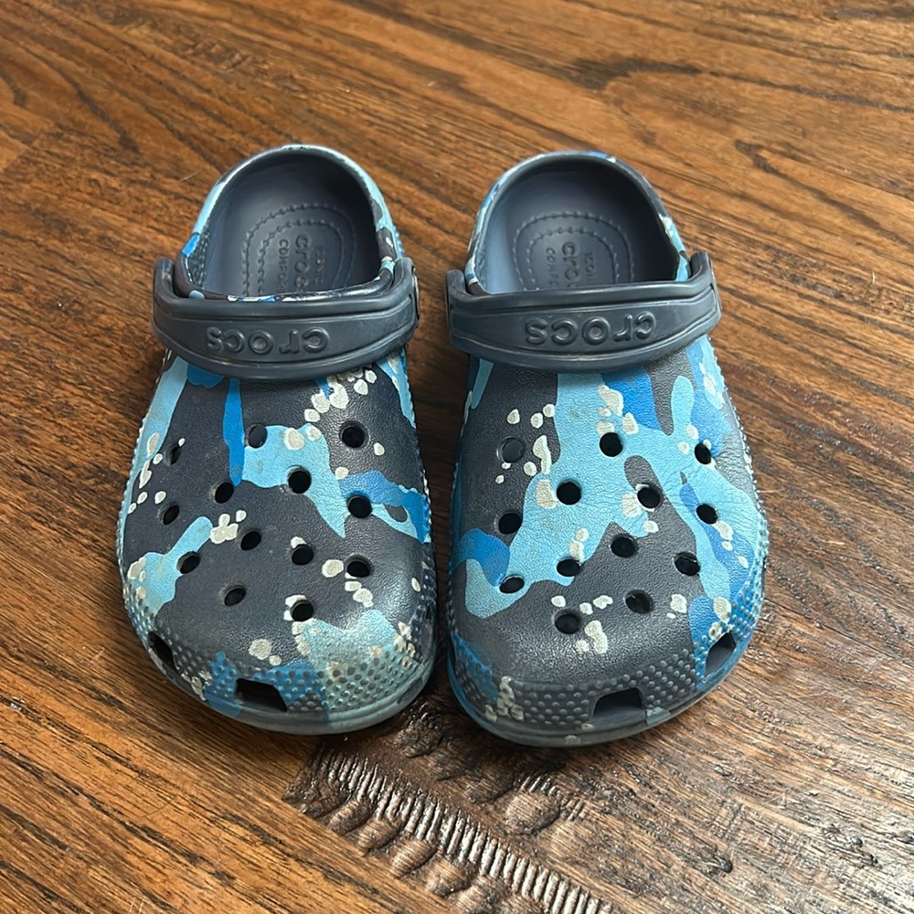 Crocs - blue camo